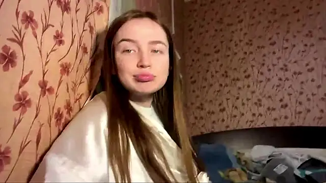 Chloooee online show from May 5, 4:26 pm