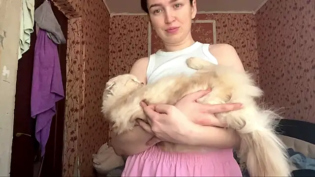 Chloooee online show from May 8, 10:20 am