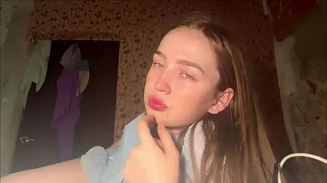 Chloooee online show from May 12, 3:20 pm