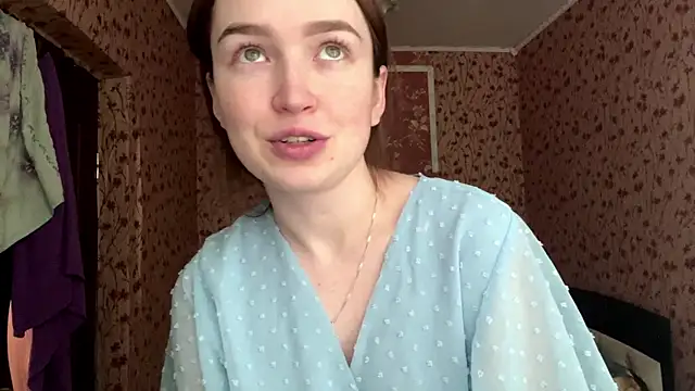 Chloooee online show from May 14, 2:46 pm