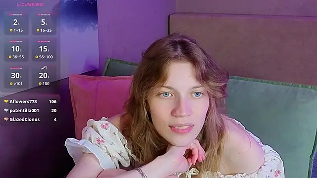 Snapshot of Emily_Cartex chatting on June 18, 9:14 am Emily Cartex online show from June 18, 9:14 am