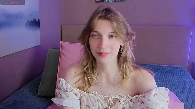 Snapshot of Emily_Cartex chatting on June 25, 6:29 am Emily Cartex online show from June 25, 6:29 am