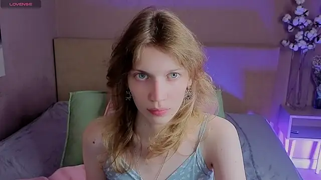 Snapshot of Emily_Cartex chatting on July 13, 5:43 am Emily Cartex online show from July 13, 5:43 am