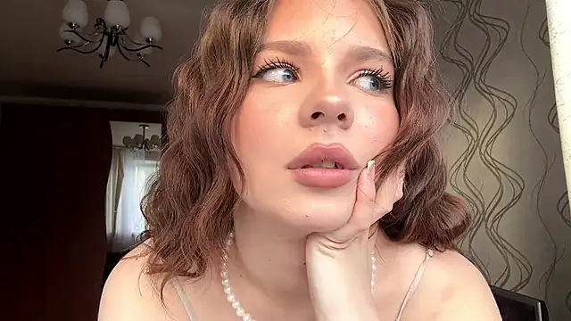 MollyWow online show from April 29, 3:05 pm