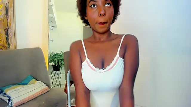 Snapshot of Kiara_Curls chatting on July 1, 11:34 am Kiara Curls online show from July 1, 11:34 am
