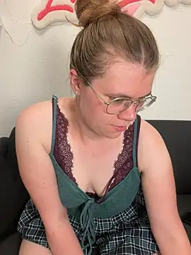 Snapshot of Lina-Love chatting on June 19, 8:40 am Lina-Love online show from June 19, 8:40 am