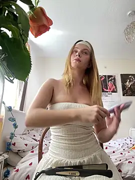 Snapshot of Young_Lizzie chatting on May 27, 1:52 pm Young Lizzie online show from May 27, 1:52 pm