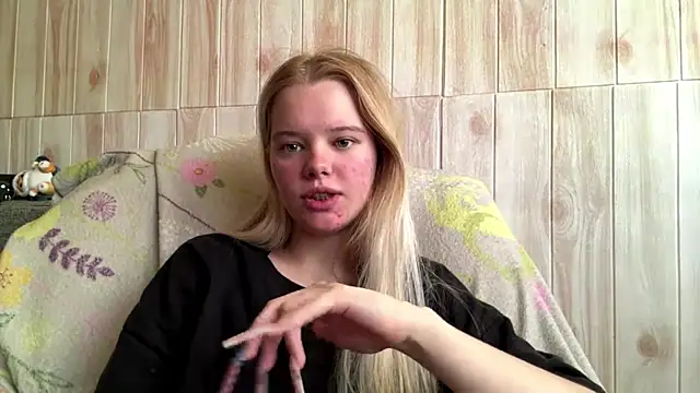 Snapshot of Malinwitch chatting on July 4, 7:14 am Malinwitch online show from July 4, 7:14 am
