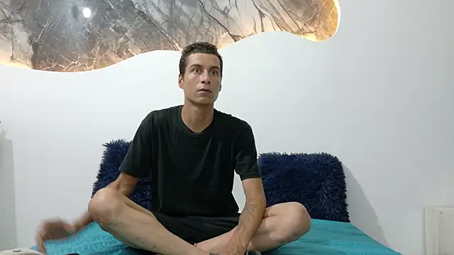 Snapshot of cameronsilverman chatting on June 11, 12:32 am cameronsilverman online show from June 11, 12:32 am