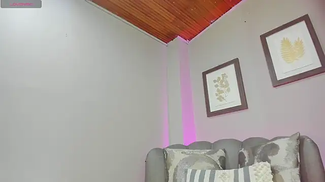 Snapshot of Roxanna_moore chatting on June 25, 5:07 am Roxanna moore online show from June 25, 5:07 am