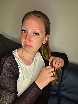 Snapshot of SweetGermanAlina chatting on June 1, 8:43 pm SweetGermanAlina online show from June 1, 8:43 pm