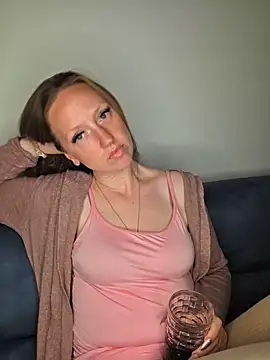 Snapshot of SweetGermanAlina chatting on June 10, 7:24 pm SweetGermanAlina online show from June 10, 7:24 pm