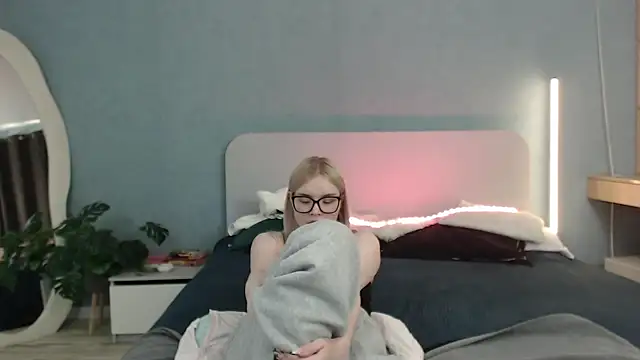 Snapshot of Angel_Share chatting on May 31, 2:42 am Angel Share online show from May 31, 2:42 am
