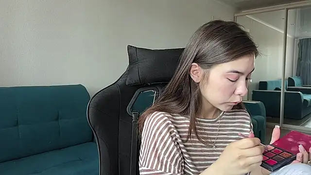 Snapshot of Ellewaay chatting on May 22, 8:10 am Ellewaay online show from May 22, 8:10 am