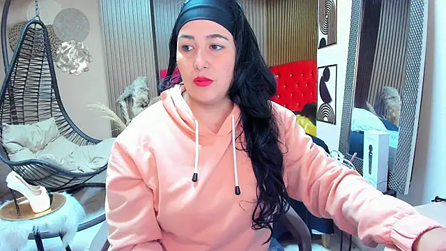 Snapshot of BBWLuxuryMuse chatting on July 25, 12:14 pm BBWLuxuryMuse online show from July 25, 12:14 pm