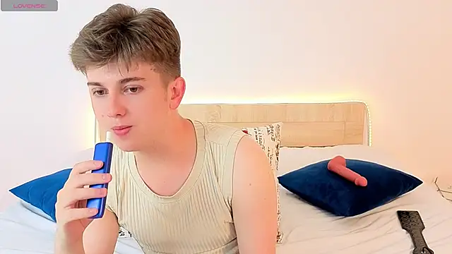 Snapshot of Miless_Cooper chatting on June 14, 7:32 am Miless Cooper online show from June 14, 7:32 am