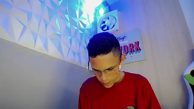 Snapshot of sombra_18 chatting on August 7, 10:56 pm sombra 18 online show from August 7, 10:56 pm