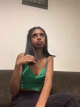 OnlyYours Leah online show from May 6, 8:25 pm