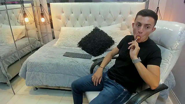 oliver chaze  online show from May 8, 10:15 pm