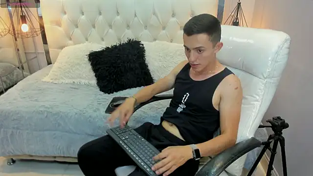 oliver chaze  online show from May 10, 5:29 pm