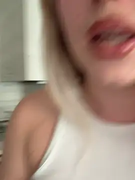 lilixcake online show from May 31, 1:40 pm
