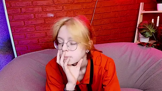 Snapshot of FoxxyyPolly chatting on May 21, 5:25 am FoxxyyPolly online show from May 21, 5:25 am