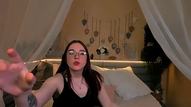 Maya Winters online show from May 12, 10:45 am