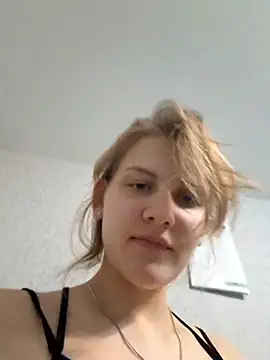 mooniekiss online show from May 11, 7:22 pm