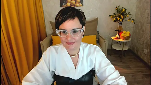 MayaNoire online show from June 6, 8:24 pm