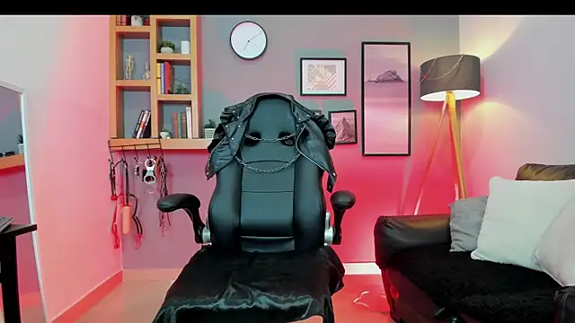 Madameee xx online show from May 20, 9:54 pm
