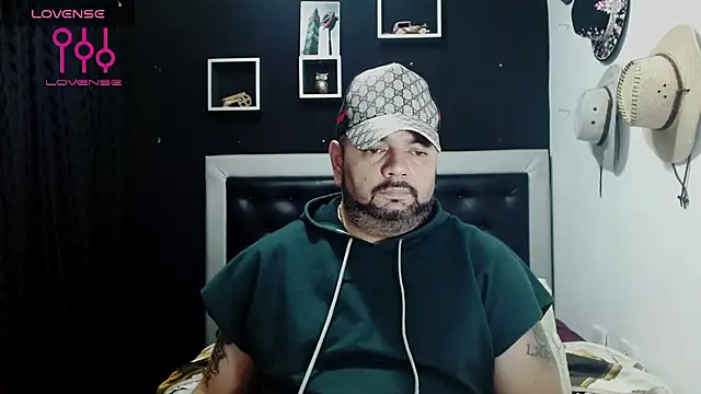 Snapshot of perverseveteranmanxxx chatting on December 13, 4:54 am perverseveteranmanxxx online show from December 13, 4:54 am