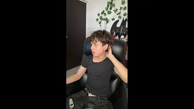 Snapshot of DanteSaint chatting on June 2, 5:59 pm DanteSaint online show from June 2, 5:59 pm