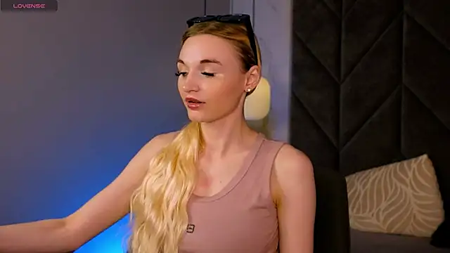 Mila  Lux online show from May 23, 1:48 pm
