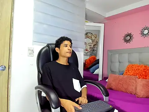 Snapshot of Xavier-Fox chatting on May 20, 6:58 pm Xavier-Fox online show from May 20, 6:58 pm