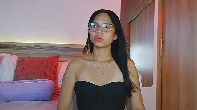 Snapshot of Evalune_ chatting on June 26, 9:41 pm Evalune online show from June 26, 9:41 pm