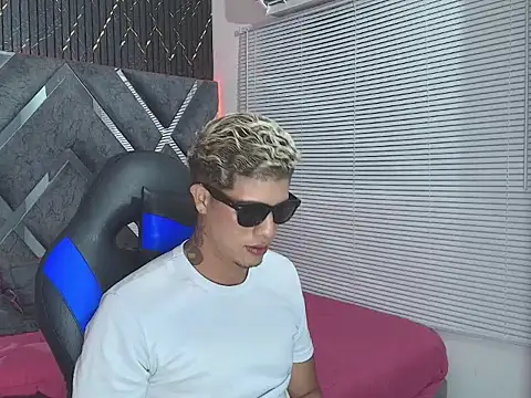 Snapshot of dominic_connor chatting on June 27, 4:17 am dominic connor online show from June 27, 4:17 am