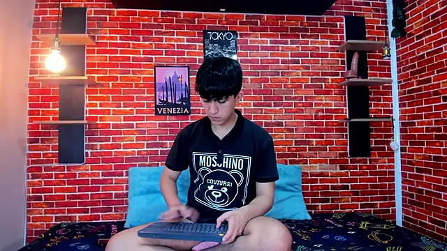 Hoot boyss  online show from June 4, 8:15 pm
