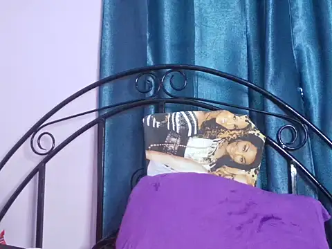 Snapshot of Sweet-razzy chatting on June 24, 6:12 am Sweet-razzy online show from June 24, 6:12 am