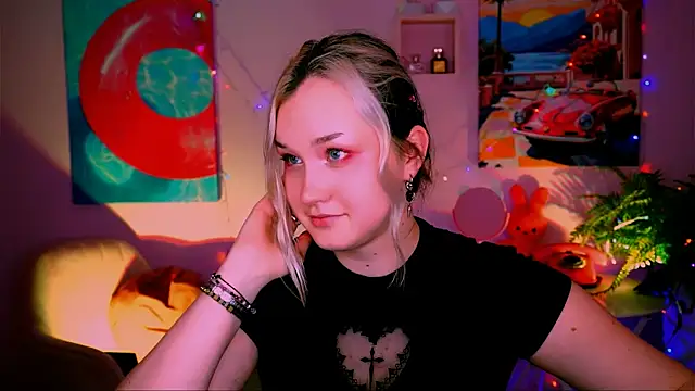 Snapshot of ViolettWoods chatting on May 19, 8:31 am ViolettWoods online show from May 19, 8:31 am