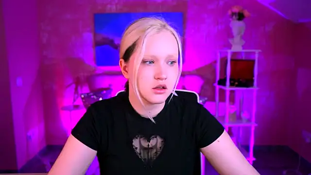 Snapshot of ViolettWoods chatting on June 10, 6:12 am ViolettWoods online show from June 10, 6:12 am