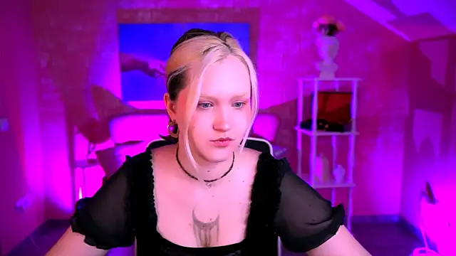 Snapshot of ViolettWoods chatting on June 14, 6:15 am ViolettWoods online show from June 14, 6:15 am