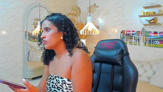 Snapshot of Horny_Curls chatting on June 23, 3:48 am Horny Curls online show from June 23, 3:48 am