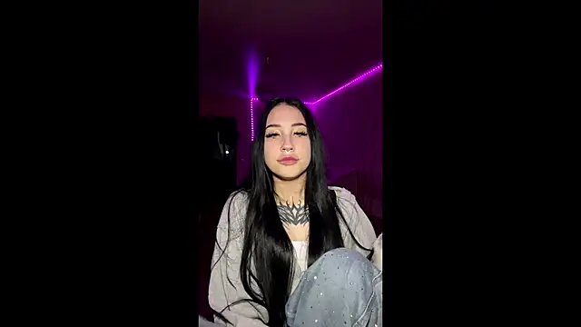 Greeneyedlauren online show from May 17, 1:07 pm