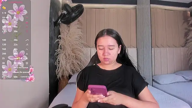 Snapshot of SweetNova1 chatting on June 25, 12:32 am SweetNova1 online show from June 25, 12:32 am