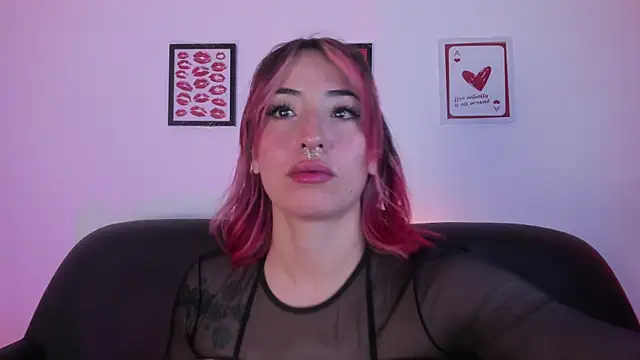 Snapshot of Sweet_Fireee chatting on June 24, 9:03 pm Sweet Fireee online show from June 24, 9:03 pm