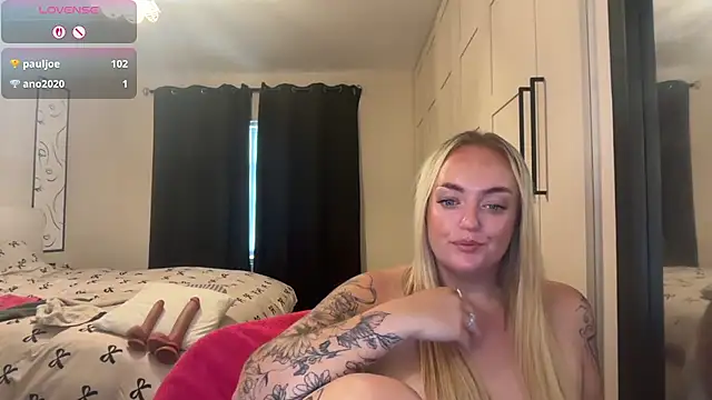 Snapshot of CurvyWetWife chatting on June 29, 10:15 am CurvyWetWife online show from June 29, 10:15 am