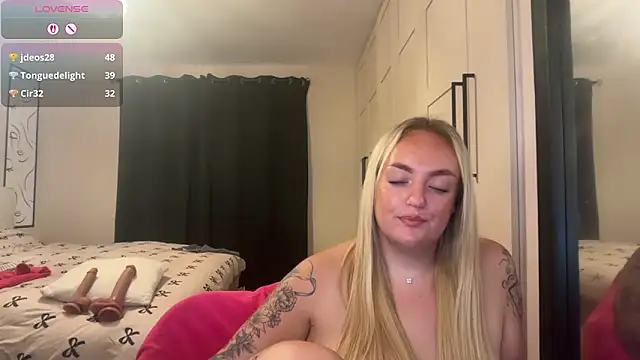 Snapshot of CurvyWetWife chatting on July 2, 9:15 am CurvyWetWife online show from July 2, 9:15 am