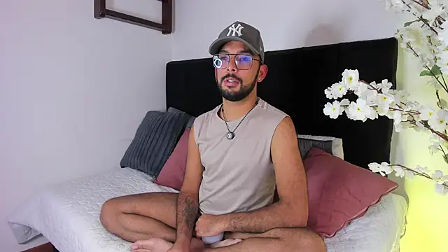 Snapshot of Paulo_Dasilva_ chatting on June 1, 8:43 pm Paulo Dasilva online show from June 1, 8:43 pm