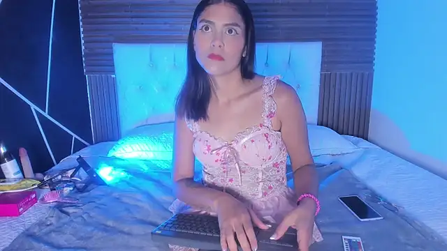 LunaRossie  online show from July 7, 12:09 pm