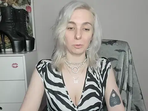 Snapshot of velvetanne chatting on June 18, 10:09 am velvetanne online show from June 18, 10:09 am
